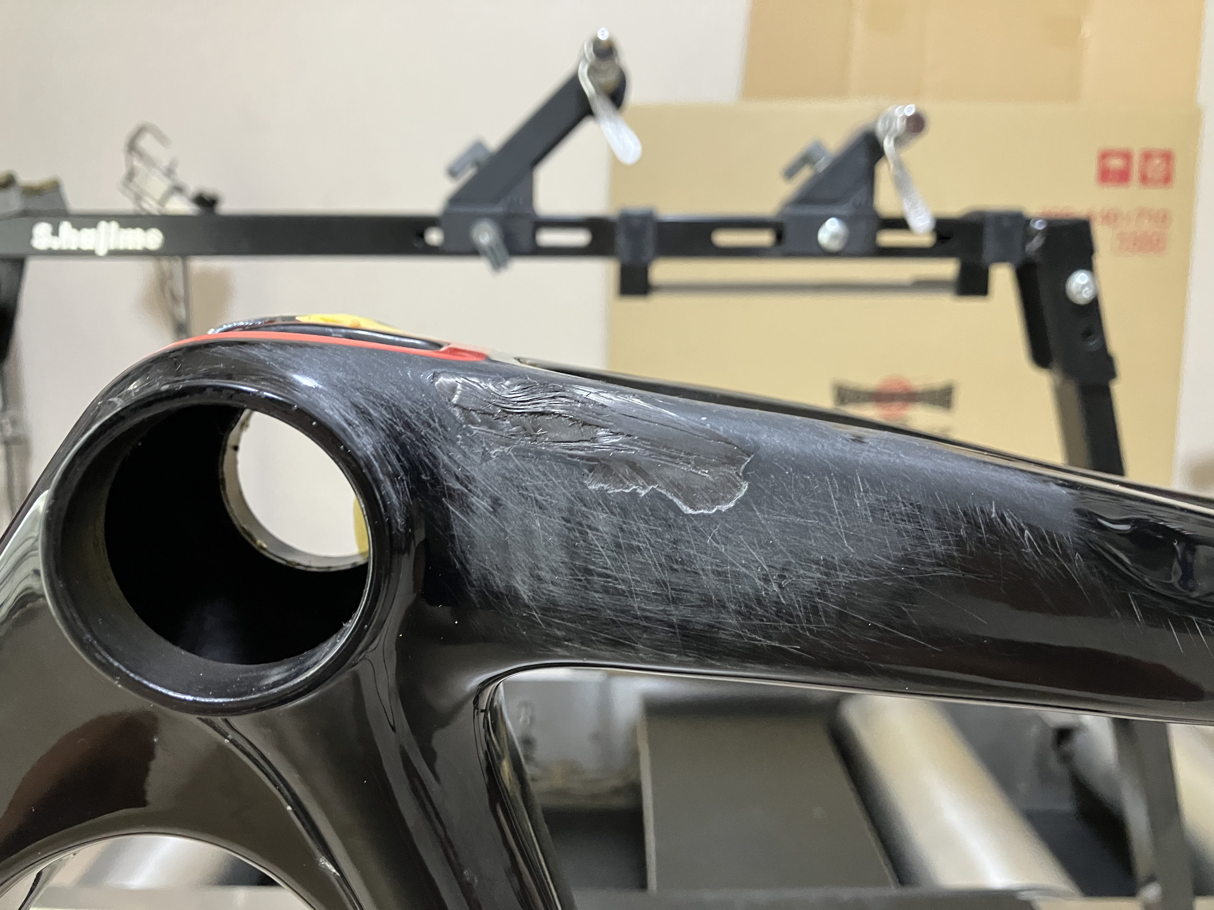 チェーンが挟まって損傷したARGON18のBB下側