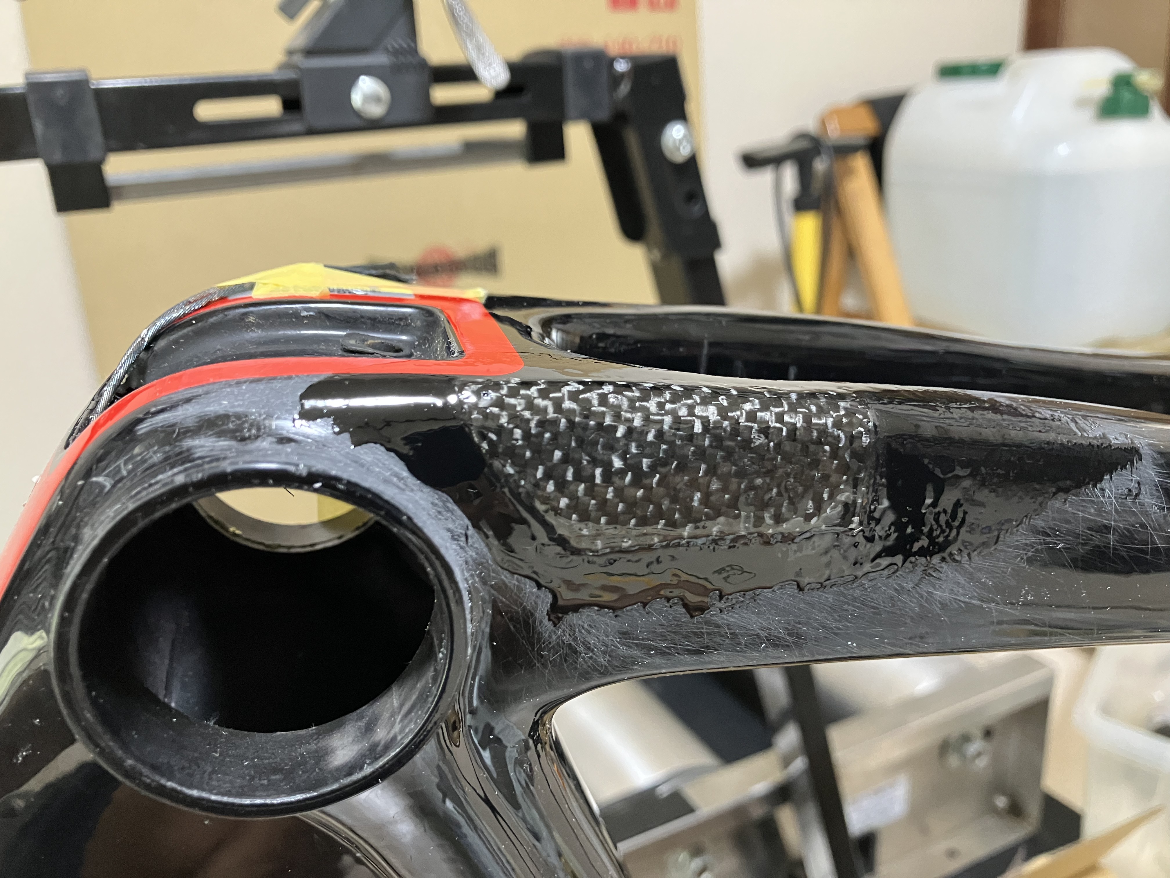 ARGON18のBB下側へカーボンシートを二枚重ねて補強した状態