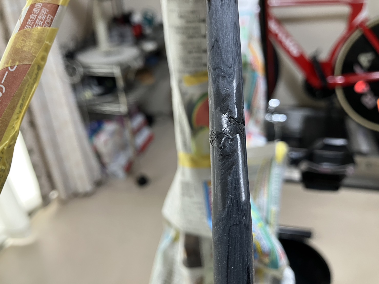 塗装が剥がれクラックが見えるARGON18の右シートステー
