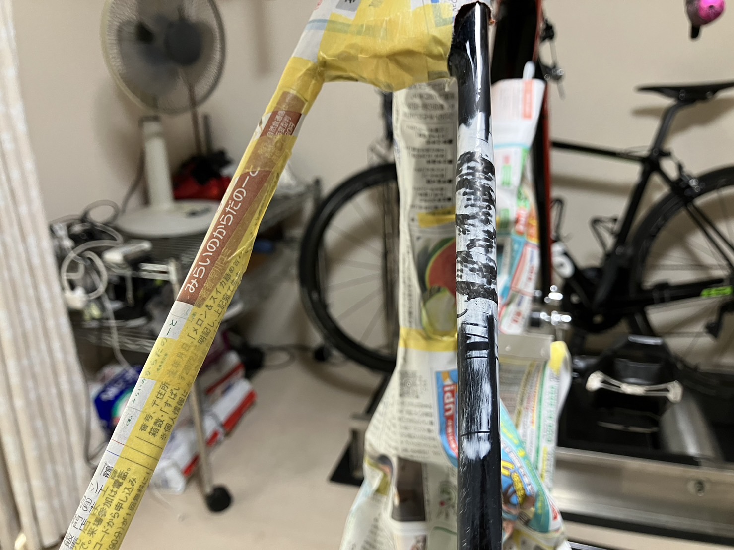 ARGON18の右シートステーへカーボンシートを二層巻きした状態