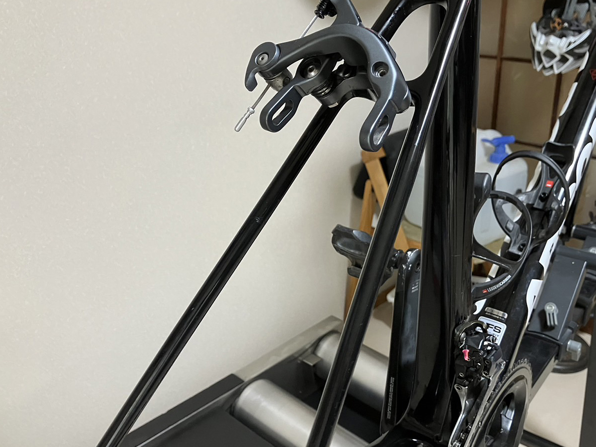 パテとサフェイサーでARGON18の補修部分を滑らかに整えた状態