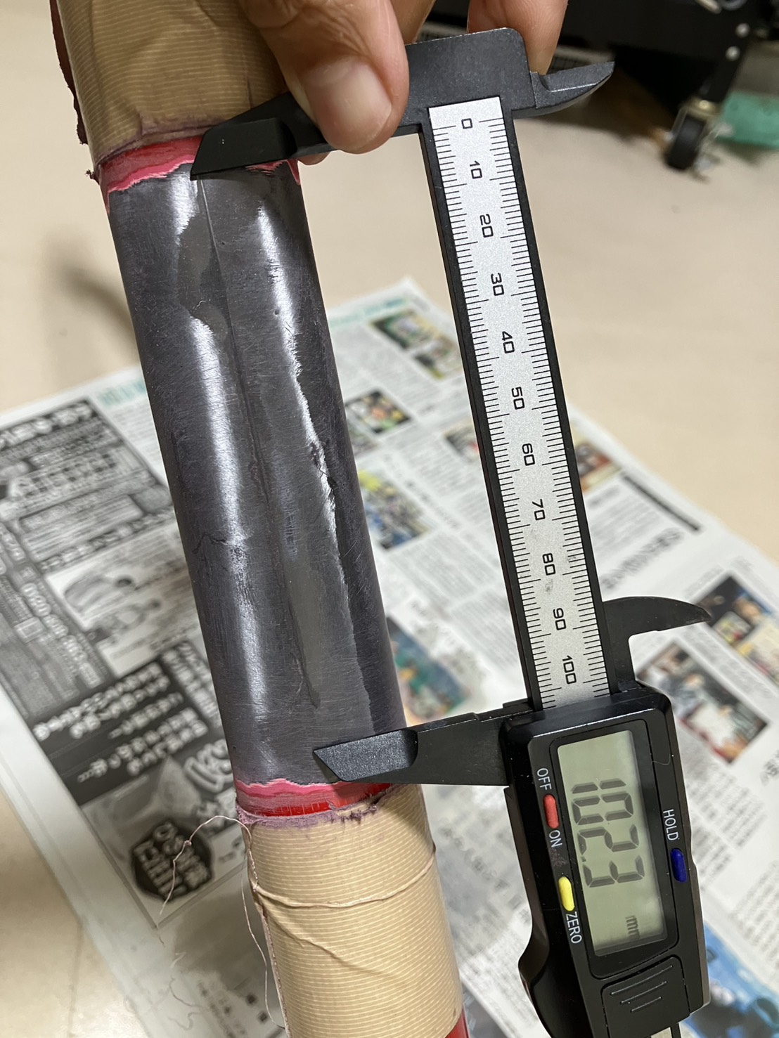 クラック範囲を測定しているCerveloトップチューブ