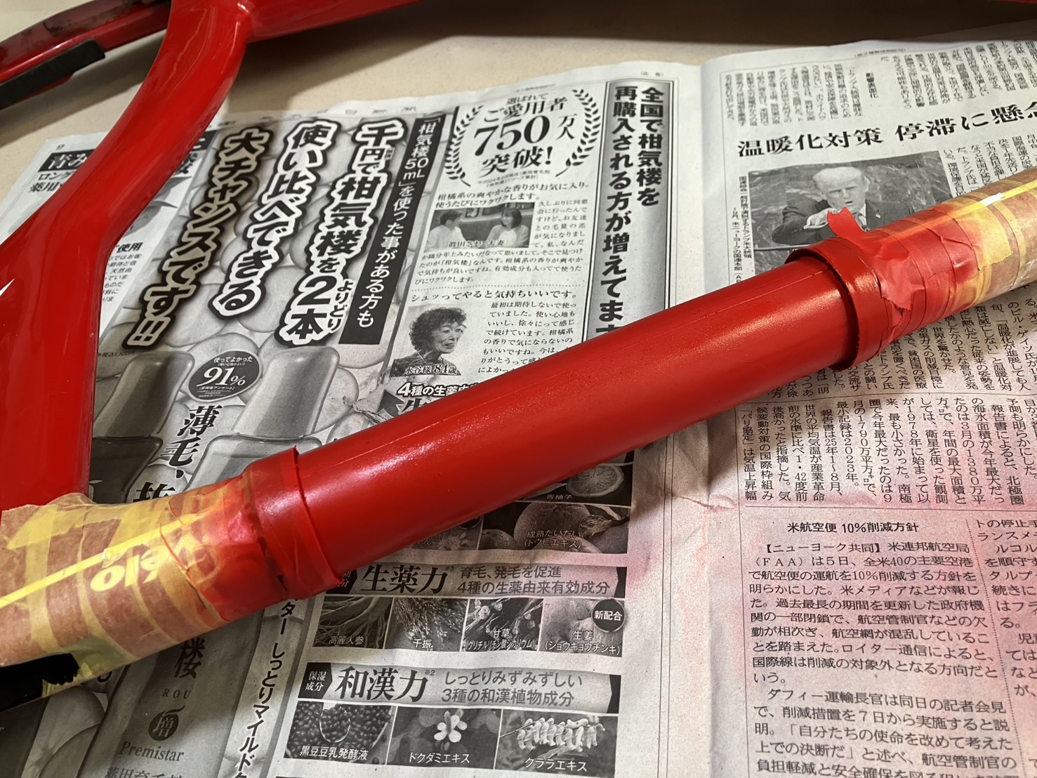 Cerveloトップチューブに赤を塗装している途中