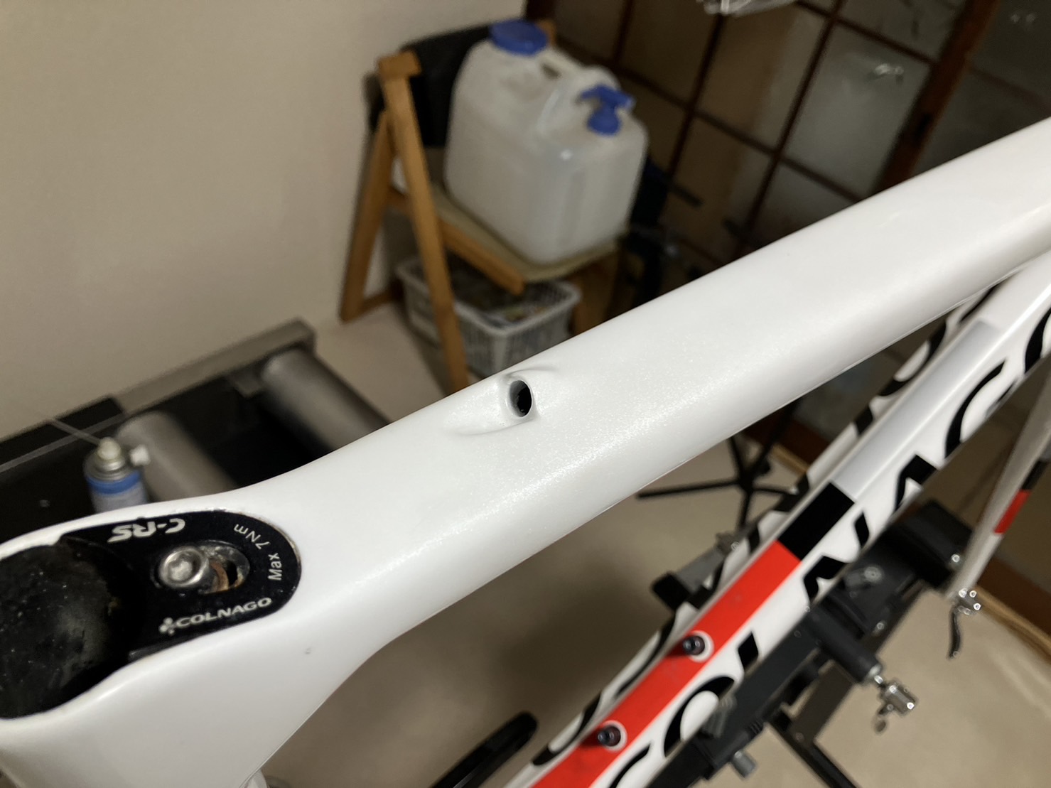 修理とパール塗装が完了したCOLNAGOトップチューブ