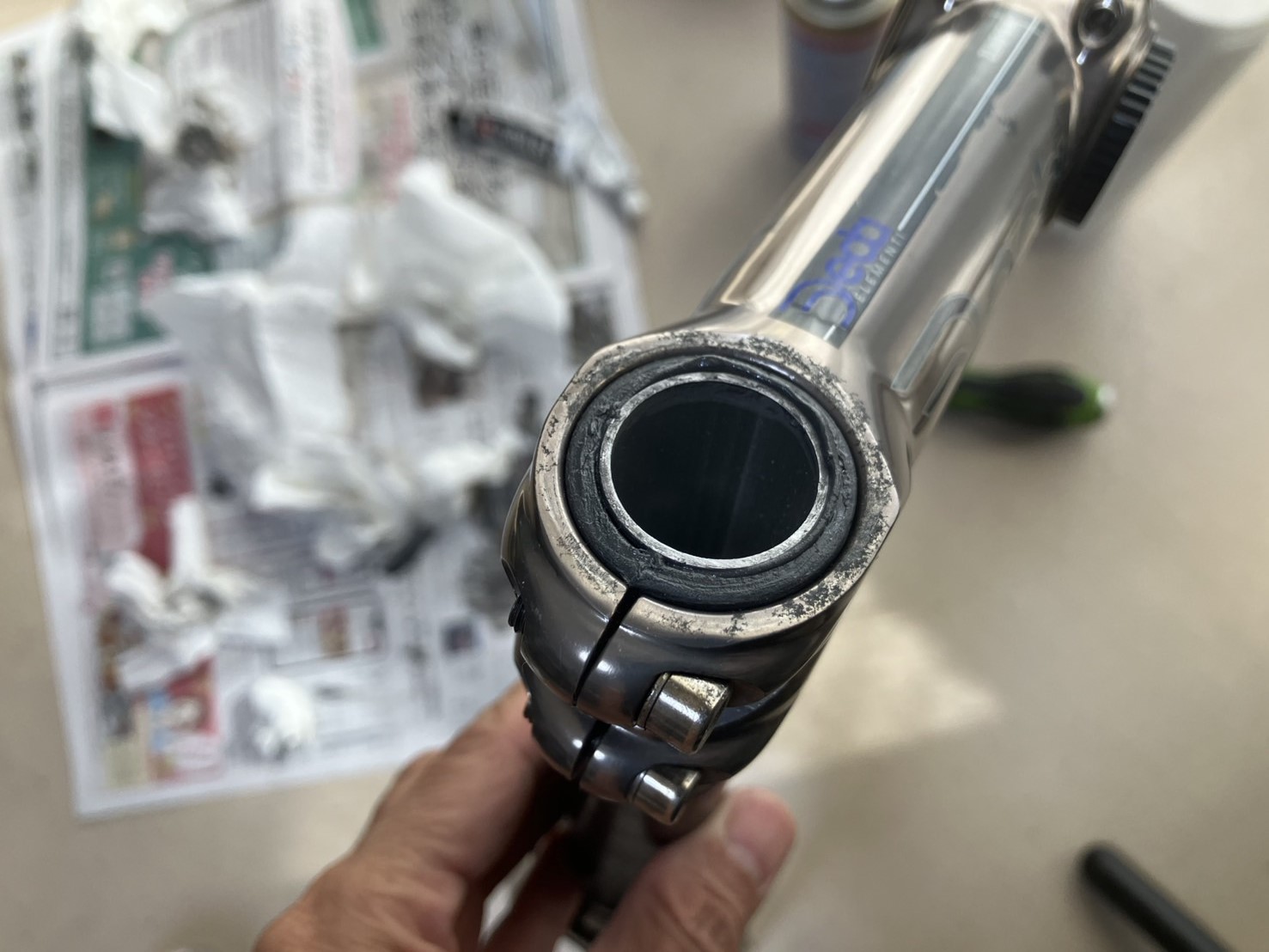 アルミパイプを接着し圧着している状態