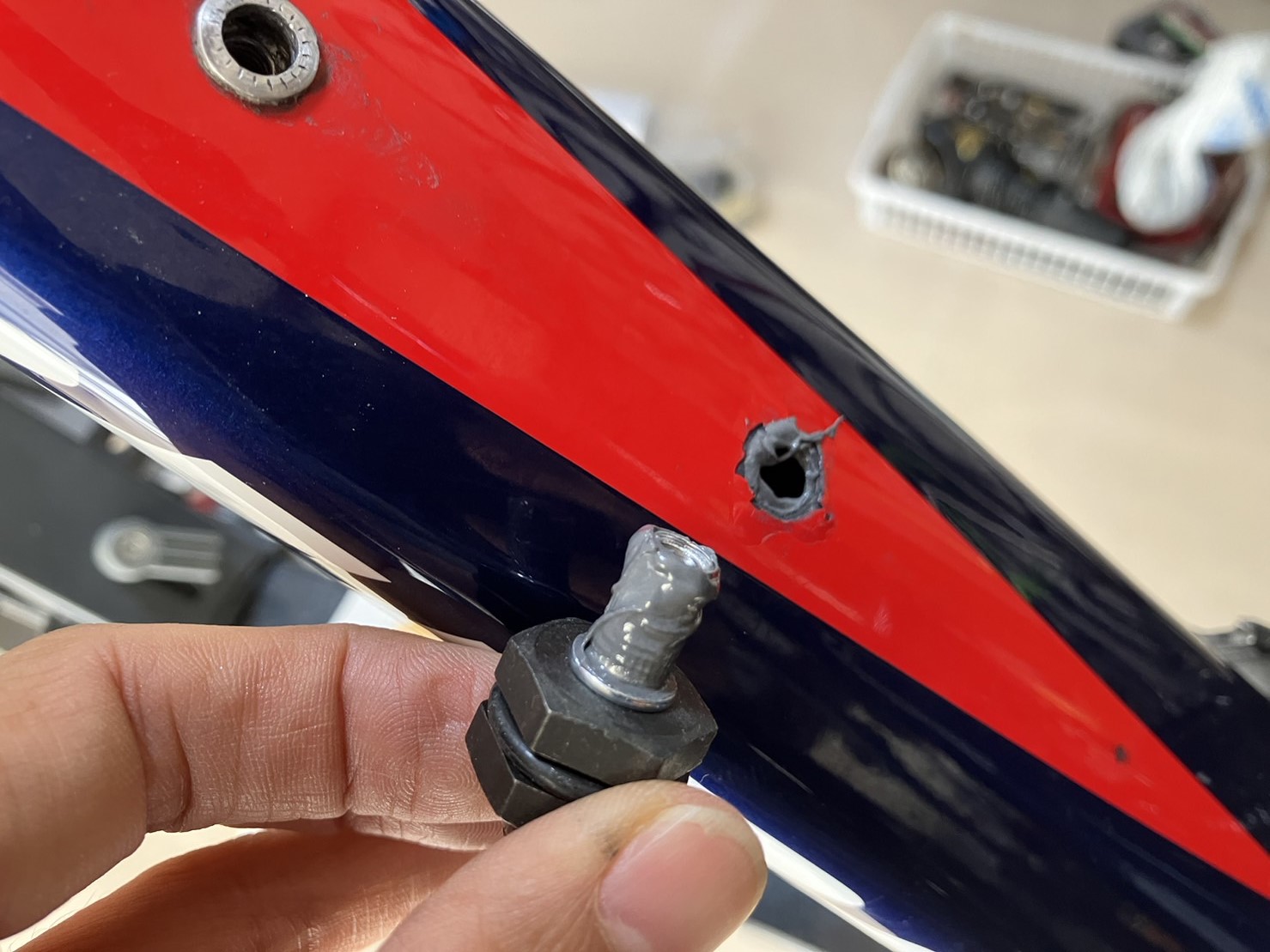 接着剤を塗った新品ポップナットを専用工具に装着した状態