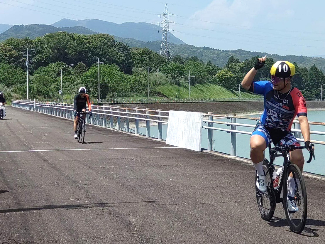 完成したホイールで走る選手