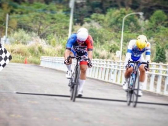 ゴールスプリントで競る選手