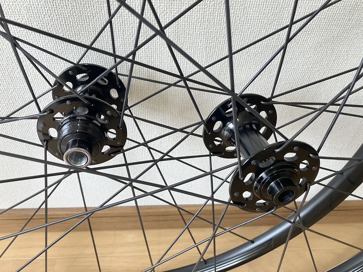 スルーアクスルピストホイールのハブ周辺