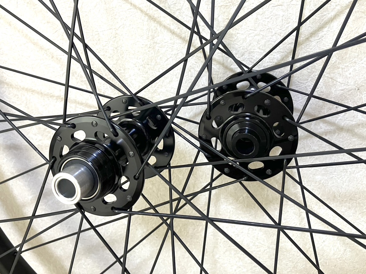 スルーアクスル対応ピストホイールのハブとシャフト
